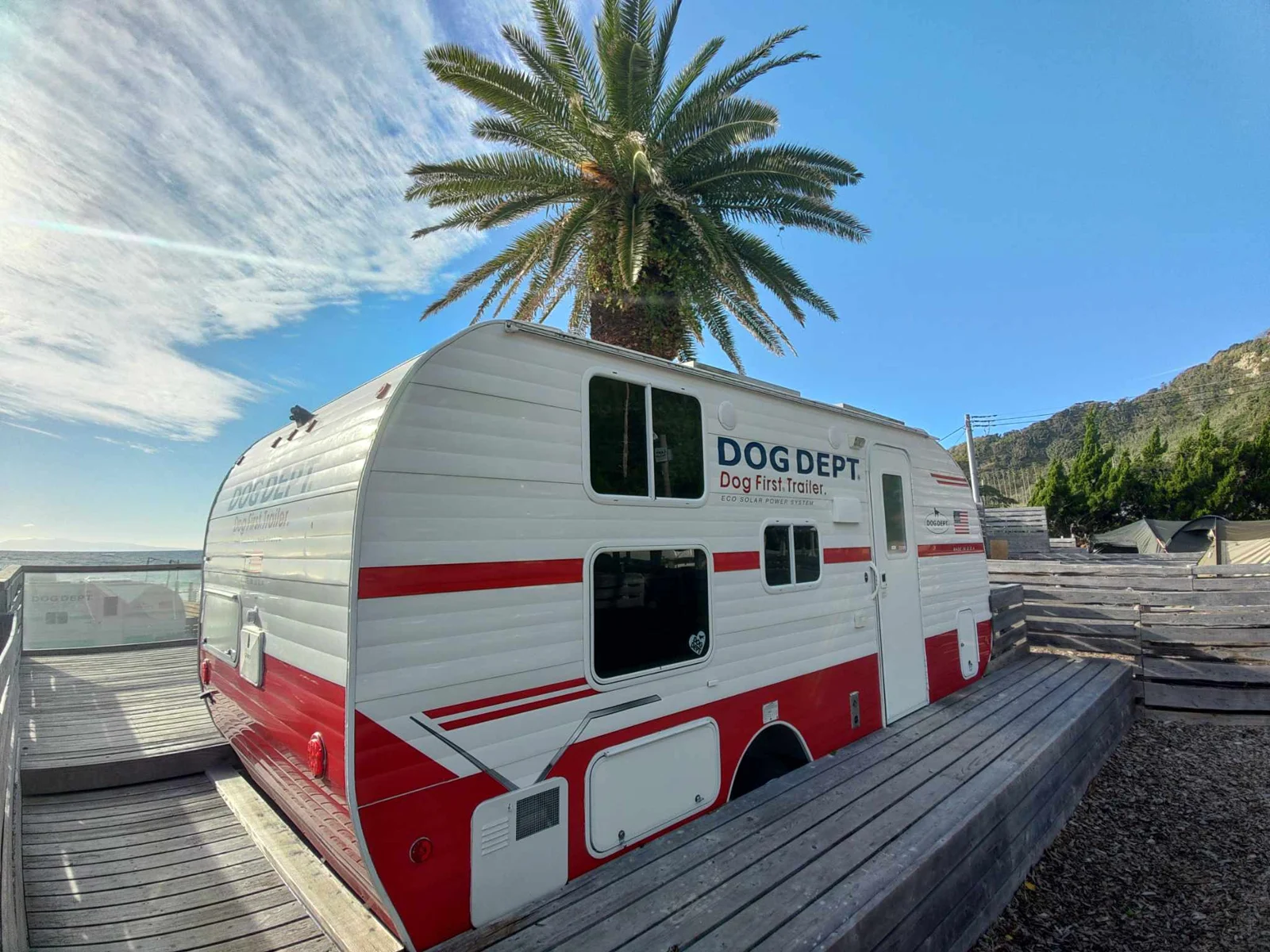 トレーラーの宿泊棟（DOG DEPT GARDEN CAMP 安房白浜 公式サイトより）